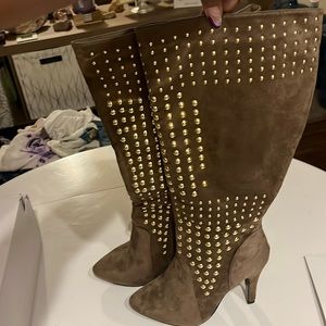 Size 8 W CALF HEELED SUEDE AND GOLD EMBOSSED BOOT